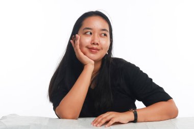 Beyaz arka planda makyajı olmayan genç Asyalı kadın..