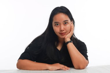 Beyaz arka planda makyajı olmayan genç Asyalı kadın..