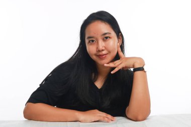 Beyaz arka planda makyajı olmayan genç Asyalı kadın..