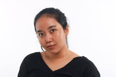 Beyaz arka planda makyajı olmayan genç Asyalı kadın..