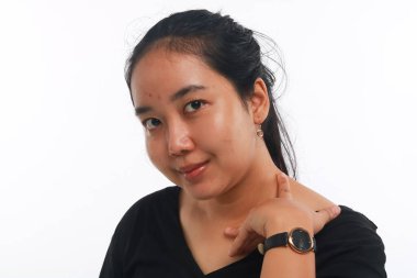 Beyaz arka planda makyajı olmayan genç Asyalı kadın..