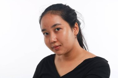 Beyaz arka planda makyajı olmayan genç Asyalı kadın..