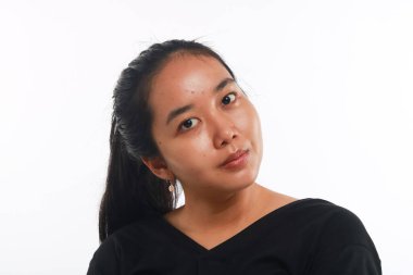 Beyaz arka planda makyajı olmayan genç Asyalı kadın..