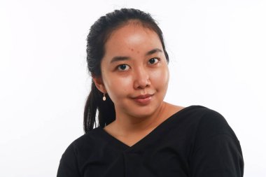 Beyaz arka planda makyajı olmayan genç Asyalı kadın..