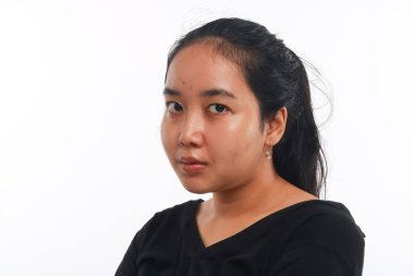 Beyaz arka planda makyajı olmayan genç Asyalı kadın..