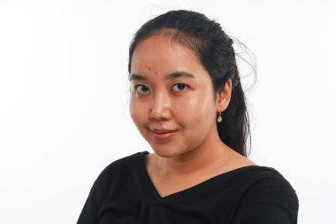 Beyaz arka planda makyajı olmayan genç Asyalı kadın..