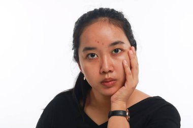 Beyaz arka planda makyajı olmayan genç Asyalı kadın..