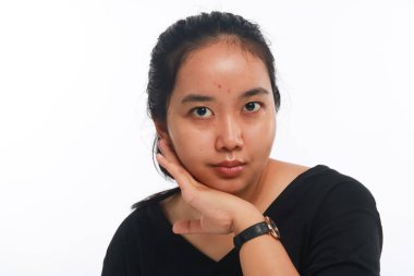 Beyaz arka planda makyajı olmayan genç Asyalı kadın..