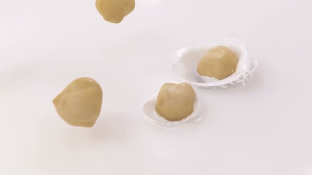 Nocciole Che Cadono Nel Latte Super Slow Motion — Video Stock