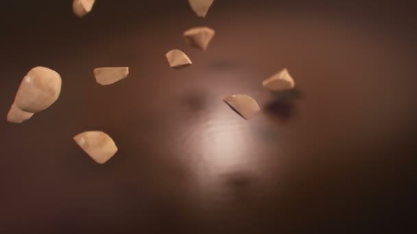 Pedaços Avelãs Caindo Chocolate Líquido Super Câmera Lenta — Vídeo de Stock