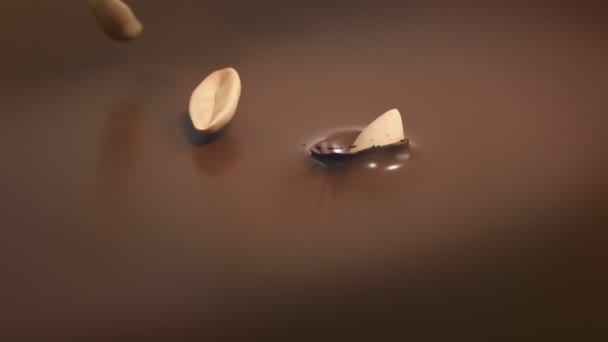 Arachides Éclaboussant Dans Chocolat Lait Liquide Super Slow Motion — Video