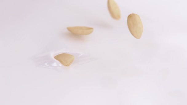 Amendoins Salpicando Creme Líquido Super Câmera Lenta — Vídeo de Stock