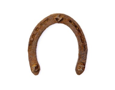 Atlar için eski, paslı at nalı. Beyaz bir arka plan izole edilmiş. Mutluluğun ve şansın sembolü.