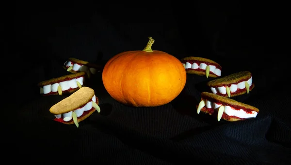 Orangefarbener Kürbis Und Plätzchen Für Die Feiertage Halloween Vampirzähne Mit — Stockfoto