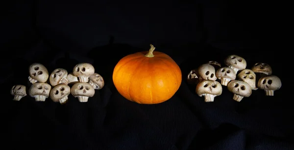 Oranje Pompoen Tussen Schedels Gemaakt Van Champignon Champignons Een Zwarte — Stockfoto