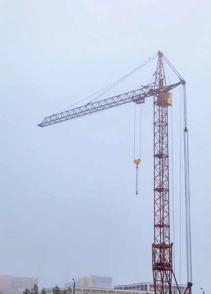 Πύργος Βιομηχανικός Γερανός Στην Ομίχλη Γκρι Μπλε Φόντο Στέγες Των — Φωτογραφία Αρχείου