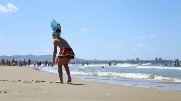 Holčička a kluk hraje na pobřeží Černého moře