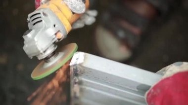 İşçi İşletme Tekerleği. Kıvılcım Bitiriliyor Bulanık Bokeh Arkaplanı.