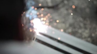 İşçi Kaynaklı Çelik Metal Kaynak Kıvılcımı Soyut Bokeh Arkaplanı Bulanık.