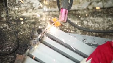 İşçi Kaynaklı Çelik Metal Kaynak Kıvılcımı Soyut Bokeh Arkaplanı Bulanık.