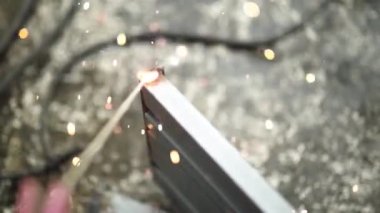 İşçi Kaynaklı Çelik Metal Kaynak Kıvılcımı Soyut Bokeh Arkaplanı Bulanık.