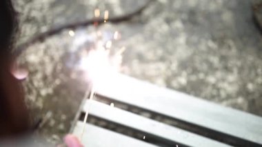 İşçi Kaynaklı Çelik Metal Kaynak Kıvılcımı Soyut Bokeh Arkaplanı Bulanık.