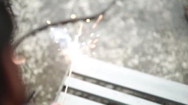 İşçi Kaynaklı Çelik Metal Kaynak Kıvılcımı Soyut Bokeh Arkaplanı Bulanık.