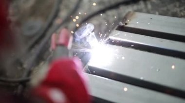 İşçi Kaynaklı Çelik Metal Kaynak Kıvılcımı Soyut Bokeh Arkaplanı Bulanık.