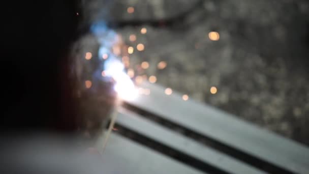 工人焊钢焊缝火花模糊文摘Bokeh背景 — 图库视频影像