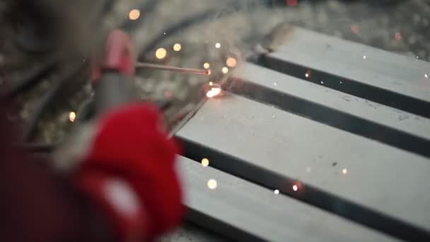 工人焊钢焊缝火花模糊文摘Bokeh背景 — 图库视频影像