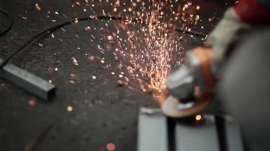 İşçi İşletme Tekerleği. Kıvılcım Bitiriliyor Bulanık Bokeh Arkaplanı.