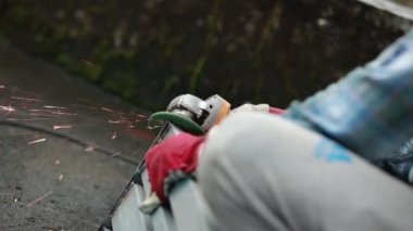 İşçi İşletme Tekerleği. Kıvılcım Bitiriliyor Bulanık Bokeh Arkaplanı.