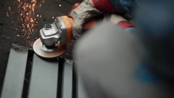 工人操作磨砂轮 完成散光模糊摘要Bokeh背景 — 图库视频影像