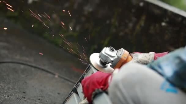 Arbeiter Bedienen Schleifscheibe Finishing Funke Verschwommene Abstrakte Bokeh Hintergrund — Stockvideo