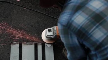 İşçi İşletme Tekerleği. Kıvılcım Bitiriliyor Bulanık Bokeh Arkaplanı.