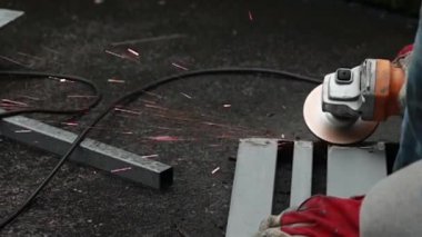 İşçi İşletme Tekerleği. Kıvılcım Bitiriliyor Bulanık Bokeh Arkaplanı.