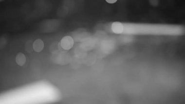 Kaynak kıvılcımı soyut Bokeh Arkaplanı 'nı bulanıklaştırdı. Siyah ve Beyaz Video