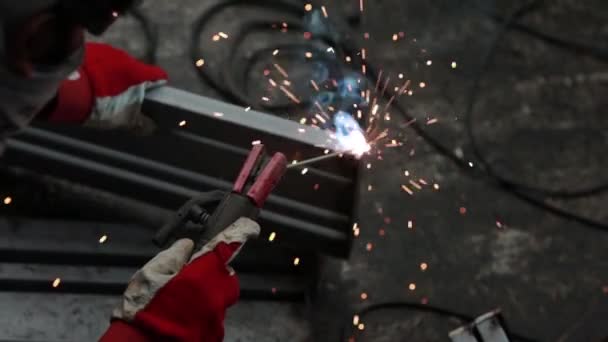 Woker Kaynaklı Çelik Metal Kaynak Kıvılcımı Soyut Bokeh Arkaplanı Bulanıklığı — Stok video