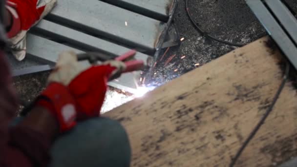 Woker Kaynaklı Çelik Metal Kaynak Kıvılcımı Soyut Bokeh Arkaplanı Bulanıklığı — Stok video
