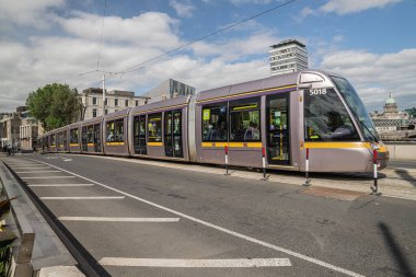 Dublin Şehri, Dublin, İrlanda, 11 Haziran 2021. Luas Dublin 'in kuzeyinden güneye Rosie Hackett Köprüsü' nü geçiyor.