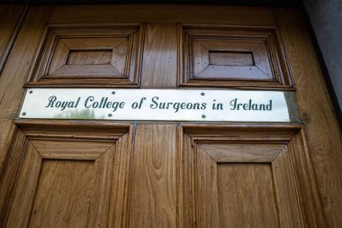 Dublin 2, Dublin Şehri, İrlanda, 11 Haziran 2021. RCSI kapısına imza at