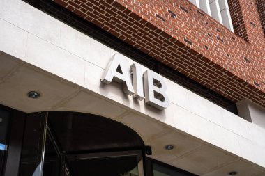 Dublin 2, Dublin, İrlanda 28 Haziran 2021. Molesworth Caddesi 'ndeki AIB Merkez İşareti