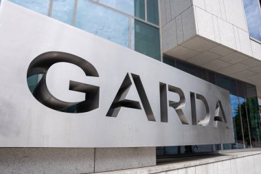 Dublin Şehri, Dublin, İrlanda, 28 Haziran 2021. Kevin Caddesi Garda İstasyonu 'nun önündeki Garda Tabelasını.