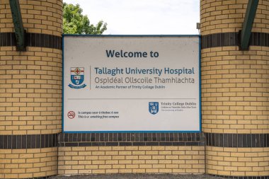 Tallaght, Dublin, İrlanda, 28 Haziran 2021. Tallaght Üniversitesi Hastanesi 'nin ön girişi ve tabelaları
