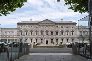 Dublin Şehri, Dublin, İrlanda, 28 Haziran 2021. İrlanda Parlamentosu 'ndan Dail Eireann' ın Önü, Kildare Caddesi manzaralı.