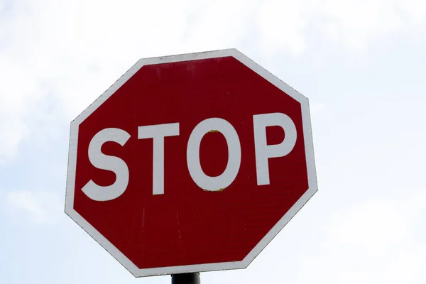 停车标志 指示司机停车并在交通交汇处小心使用的交通标志 — 图库照片