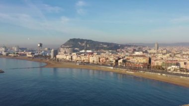 Deniz kıyısından Barcelona 'ya hava manzarası .
