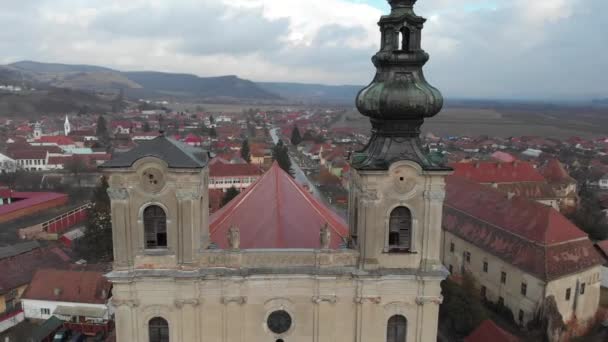 Barokní arménský kostel postavený v 18. století v Dumbraveni, okres Sibiu, Transylvánie. — Stock video