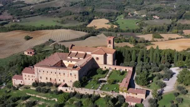 Flygfoto över Saint Anna kloster, Camprena, Toscana, Italien. — Stockvideo