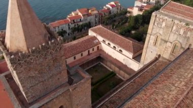 Cefalu, Sicilya 'daki ünlü UNESCO dünya mirası kilisesinin hava manzarası..